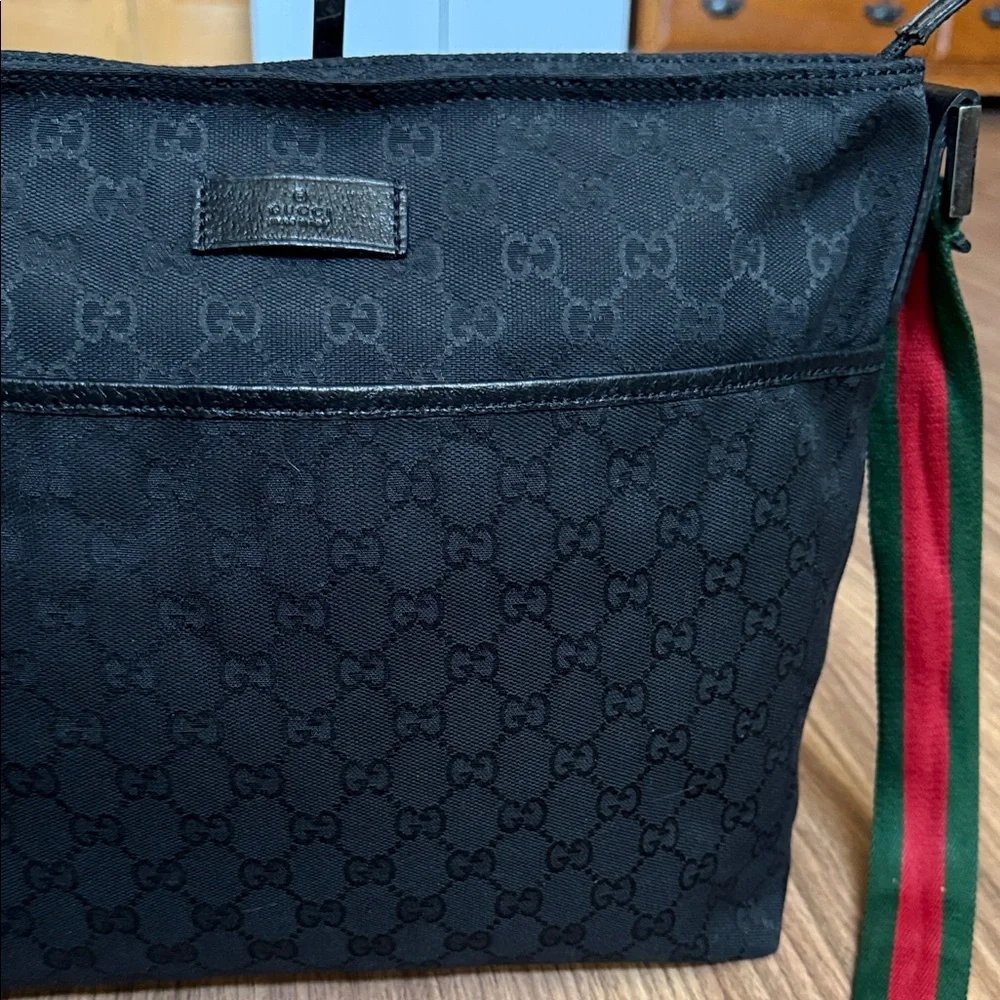 A519-  Gucci crossbody bag - Picture 4 of 16